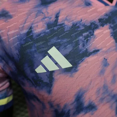 Camiseta de jugador de Japón, colores rosa y azul, 24-25