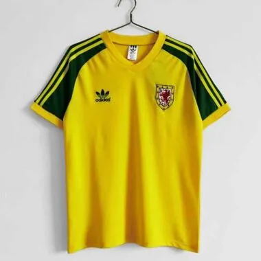 1982, jogo fora de casa contra o País de Gales