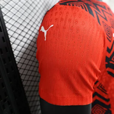 Maillot rouge de l'Égypte 2025, version joueur d'avant-match