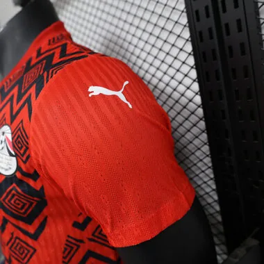 Maillot rouge de l'Égypte 2025, version joueur d'avant-match