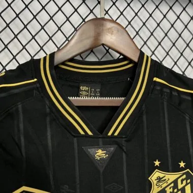Camiseta de Santos «Charlie Brown» en negro y dorado, edición especial, 24-25