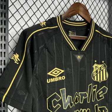 Camiseta de Santos «Charlie Brown» en negro y dorado, edición especial, 24-25