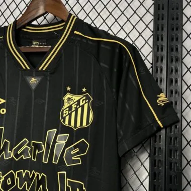Camiseta de Santos «Charlie Brown» en negro y dorado, edición especial, 24-25