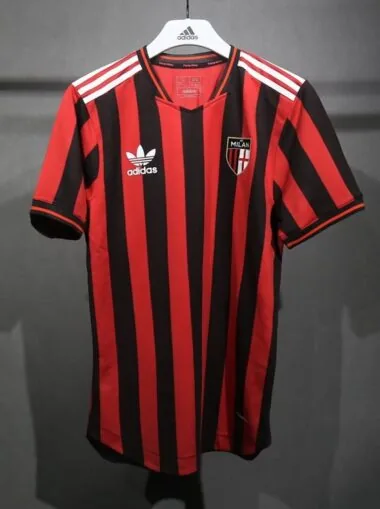 Maillot AC Milan modèle rétro, version joueur, 24-25