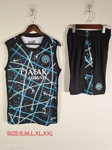 25-26 Completo con gilet nero e blu dell'Inter