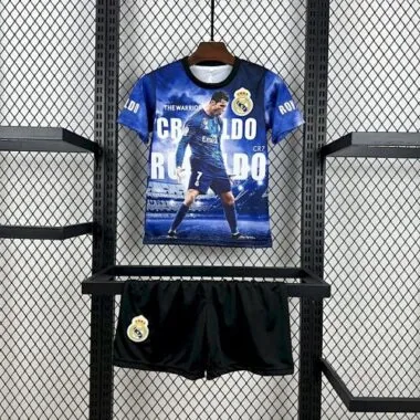 Equipación infantil de Cristiano Ronaldo del Real Madrid para la temporada 2025/26