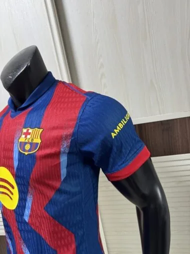 Camisa do Barcelona n.º 25-26, versão para o quarto jogador fora de casa
