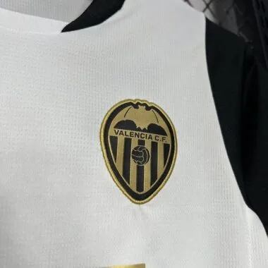 Equipación infantil local del Valencia 24-25