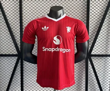 Maillot rouge de Manchester United, version joueur, numéros 24 et 25