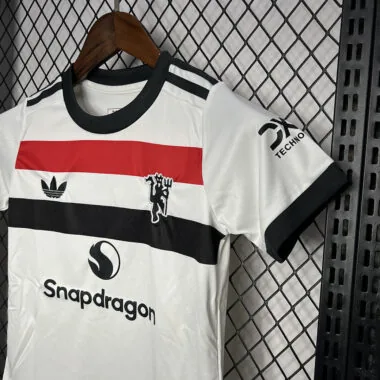 Equipamento infantil de terceiro jogo fora de casa do Manchester United 24-25