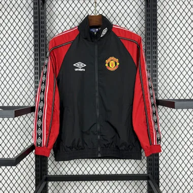 Casaco corta-vento vermelho e preto do Manchester United da época 1998/99