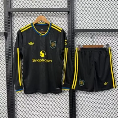 Equipamento infantil de manga comprida do Manchester United para jogos fora de casa (terceiro equipamento) da época 2025/26