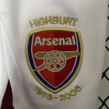 Equipación retro infantil del Arsenal para partidos en casa, temporada 05-06