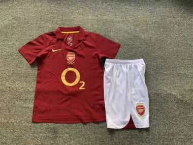 Equipación retro infantil del Arsenal para partidos en casa, temporada 05-06