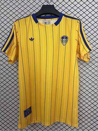 Camisa retro amarela do Leeds United, modelos 25-26