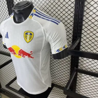 Camisa dos jogadores da equipa da casa do Leeds, n.º 25-26