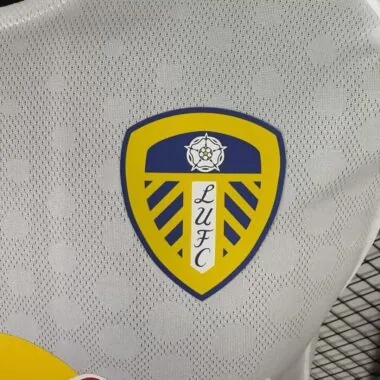 Camisa dos jogadores da equipa da casa do Leeds, n.º 25-26