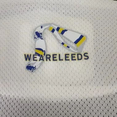 Camisa dos jogadores da equipa da casa do Leeds, n.º 25-26