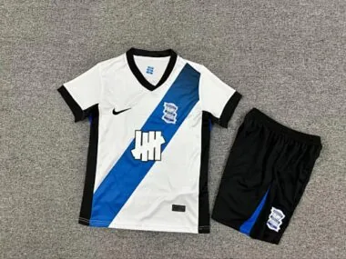 Equipamento infantil para o jogo fora de casa contra o Birmingham City, 25-26