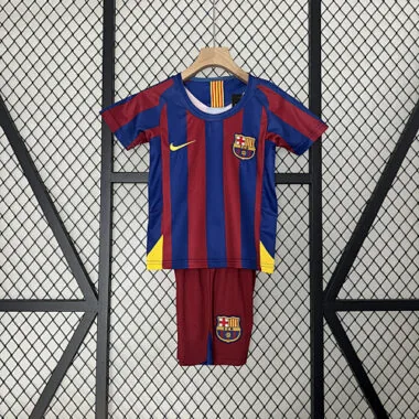 Equipamento infantil retro do Barcelona 05-06