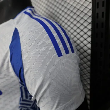 25-26 Maglia bianca del Real Madrid, versione speciale per i giocatori