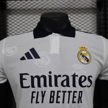 25-26 Camisola branca do Real Madrid, versão especial para jogadores
