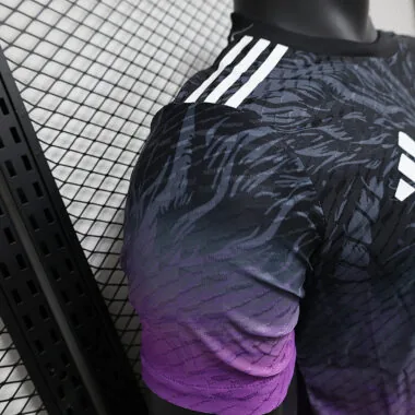 24-25 Real Madrid negro y morado Dragón versión jugador camiseta