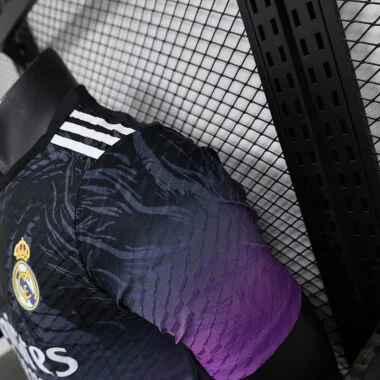24-25 Real Madrid negro y morado Dragón versión jugador camiseta