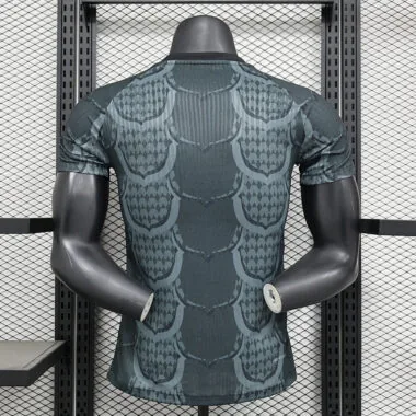 Maillot noir « Special Player Version » de Barcelone, numéros 24 et 25