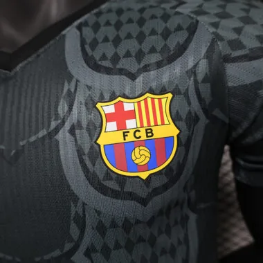 Maillot noir « Special Player Version » de Barcelone, numéros 24 et 25