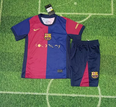 Conjunto infantil «Coldplay» com o logótipo do patrocinador local de Barcelona, 24-25