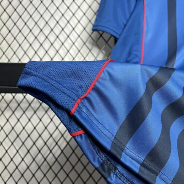Camisa retro azul do Barcelona (jogo fora de casa) da época 04-05