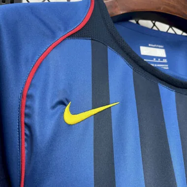 Camisa retro azul do Barcelona (jogo fora de casa) da época 04-05