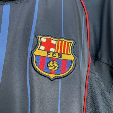 Camisa retro azul do Barcelona (jogo fora de casa) da época 04-05