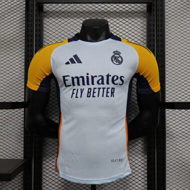 Camiseta de prepartido del Real Madrid 24-25, versión para jugadores