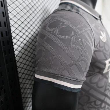 Camiseta del Real Madrid, versión para el tercer jugador de visitante, 24-25
