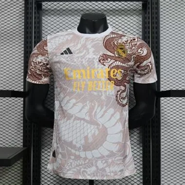 Camiseta del Real Madrid de los años 24-25 con el dragón en blanco y marrón