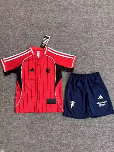 Equipamento infantil de basebol vermelho do Manchester United, n.º 25-26