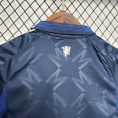 Equipamento infantil azul-escuro do Manchester United 24-25