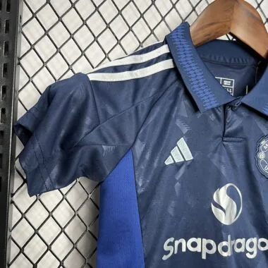 Equipamento infantil azul-escuro do Manchester United 24-25