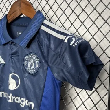 Equipamento infantil azul-escuro do Manchester United 24-25