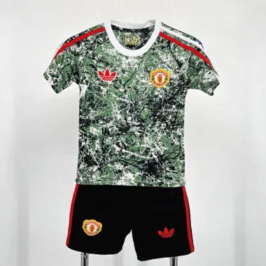 Equipamento infantil verde do Manchester United, edição especial 24-25