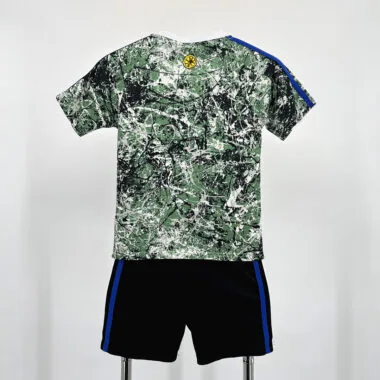 Equipamento infantil verde do Manchester United, edição especial 24-25