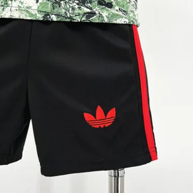 Equipamento infantil verde do Manchester United, edição especial 24-25