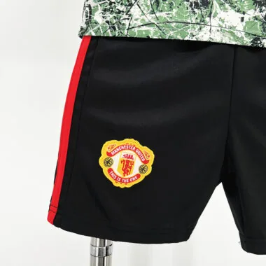 Equipamento infantil verde do Manchester United, edição especial 24-25
