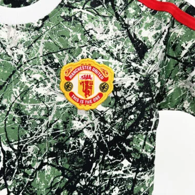 Equipamento infantil verde do Manchester United, edição especial 24-25