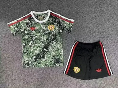 Equipamento infantil verde do Manchester United, edição especial 24-25