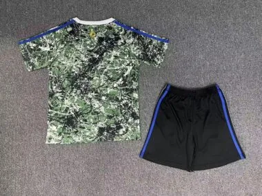 Equipamento infantil verde do Manchester United, edição especial 24-25