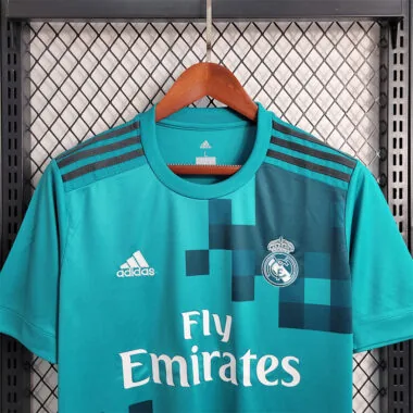 17-18 Terceiro equipamento do Real Madrid para jogos fora de casa
