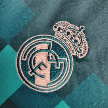 17-18 Terceiro equipamento do Real Madrid para jogos fora de casa